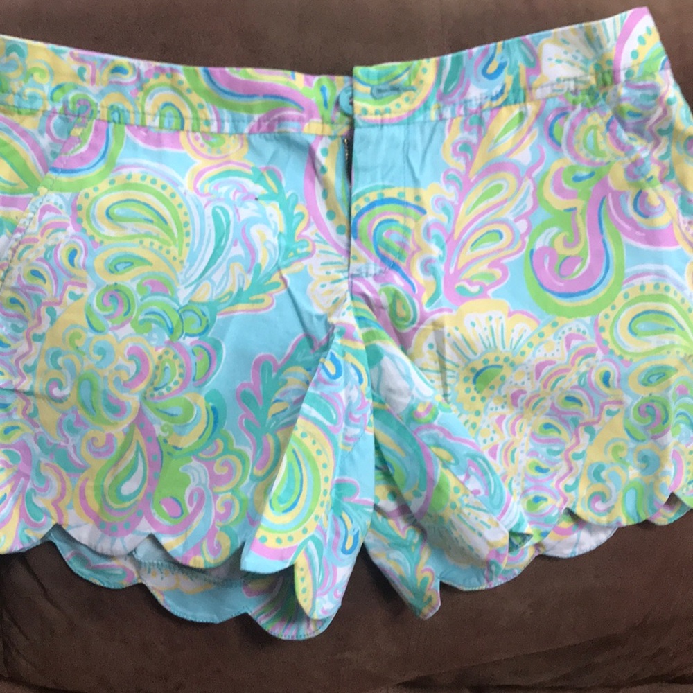 Scalloped short